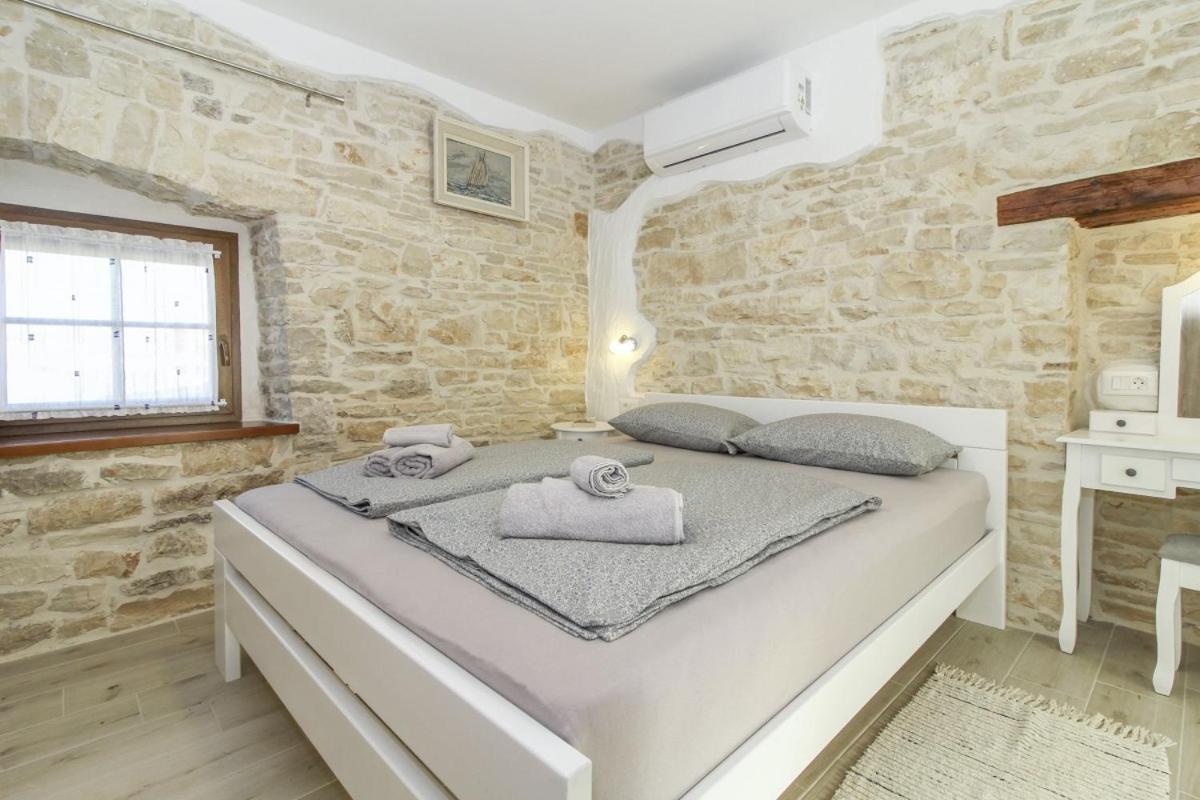 Villa Olea In Barat - Haus Fuer 6-8 Personen Kanfanar Bagian luar foto